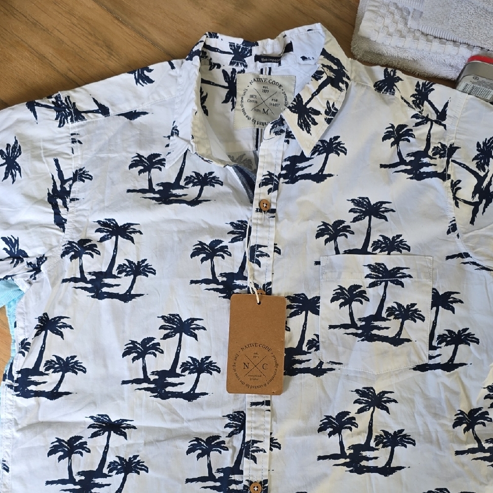 NATIVE CODE White and Navy Palm Print Button Down Shirt. 100% Cotton. Mens M